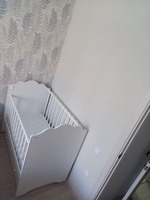 Кроватка новая белая.