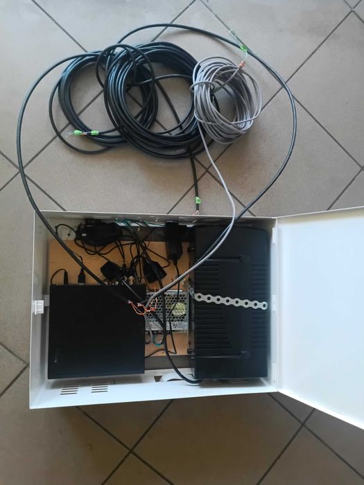 sistem securitate cu 4 camere video, 2 senzori miscare, 1 senzor fum,sirena,centrala cu tastatura,dvr etc