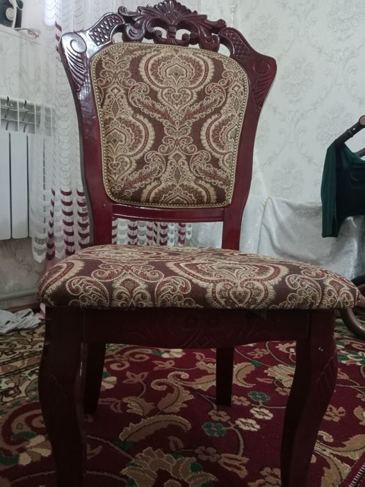 Стол, стулья для гостей