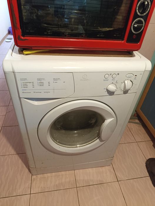 Продам стиральную машину indesit