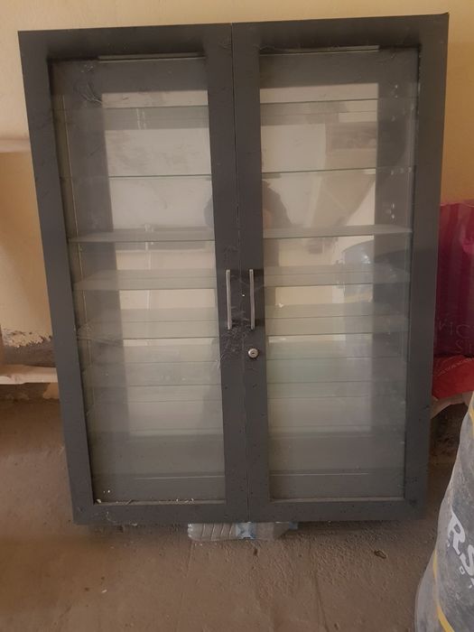 Shkaf oynalyli holati yaxshi