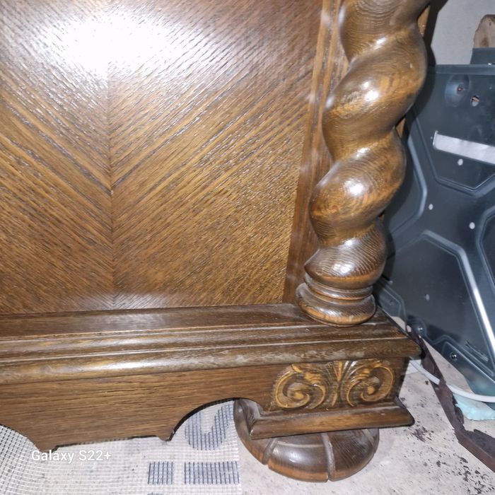 Дървен Шкаф с дърворезба