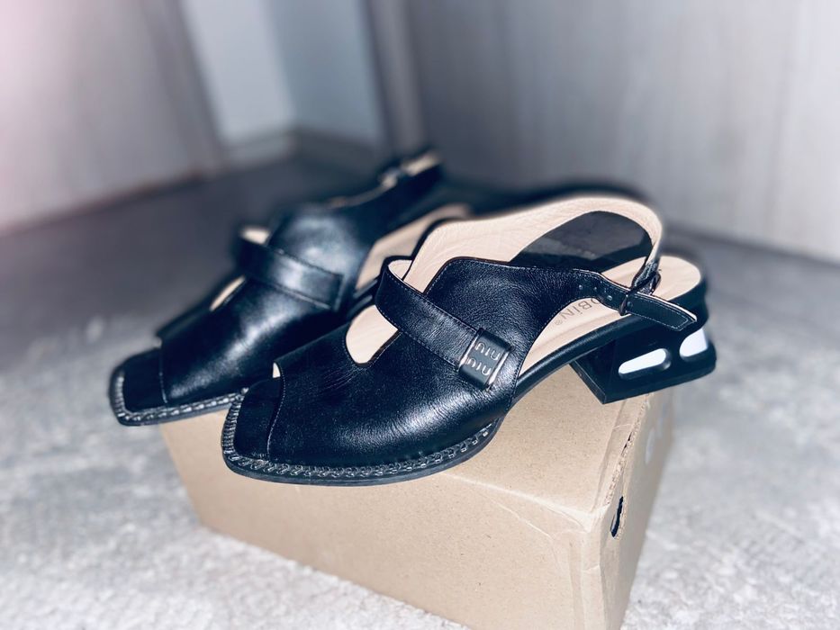 Босоножки чёрные небольшой каблук.