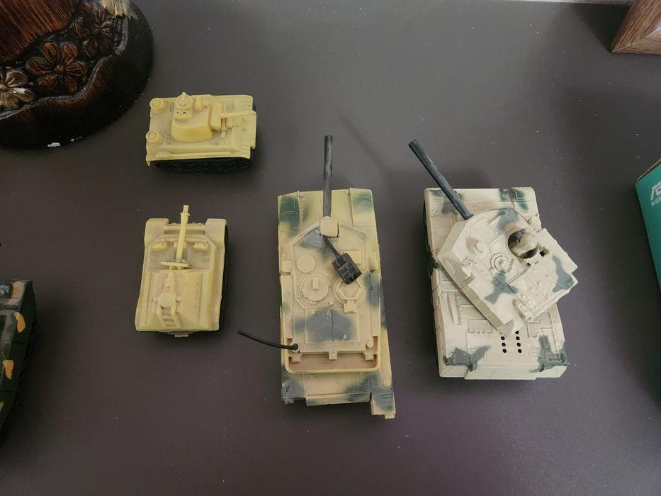 Книги, модели танков и игрушки бронетанковой техники