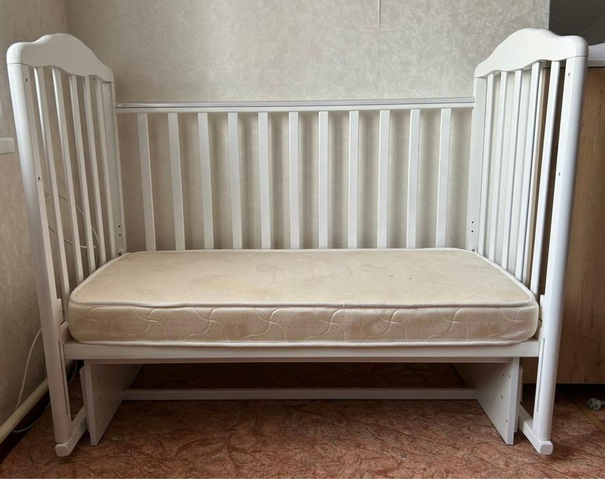 Детская кровать с маятником