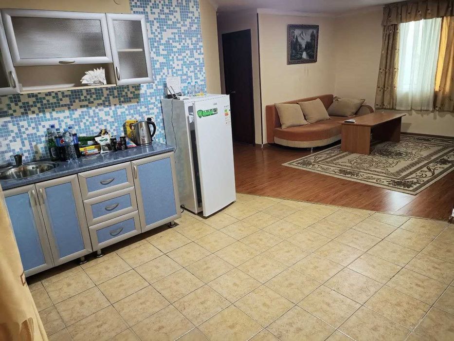 Топчаны, беседки и пикник на берегу Ташморе в зоне отдыха БРИЗ