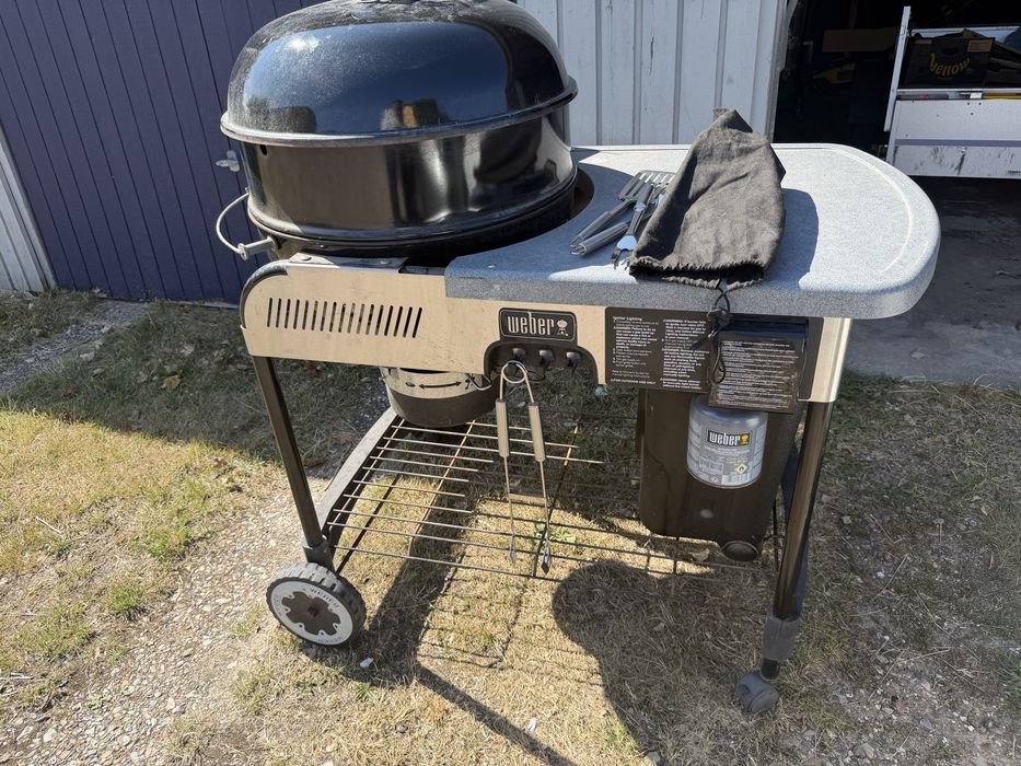 Grătar Weber pe gaz cu masă, husă și accesorii