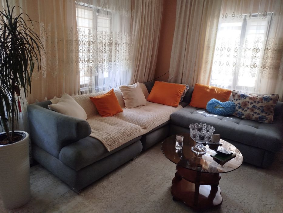 Мягкий диван в голубом цвете