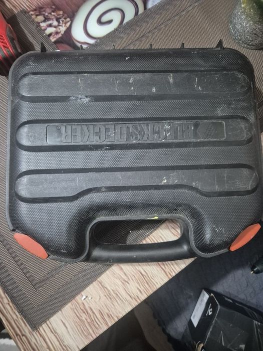 Vând  valiza plastic black&decker