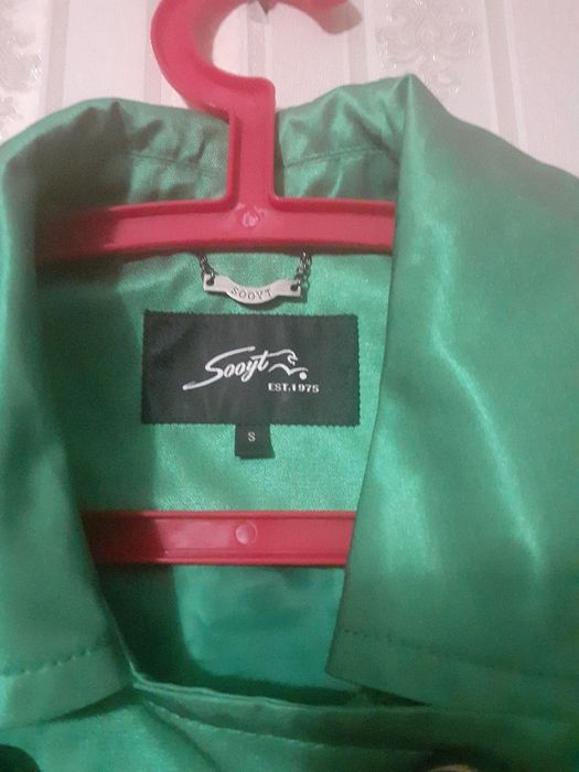 Зеленый женский плащь