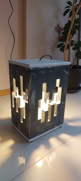 Дървена настолна лампа