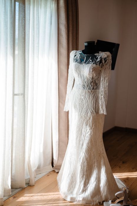 Rochie de mireasă și sacou mire.