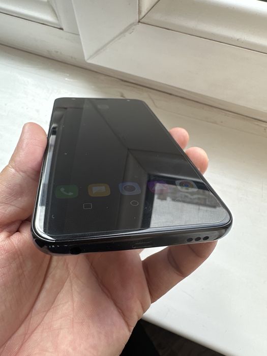 Простой смартфон LG X4