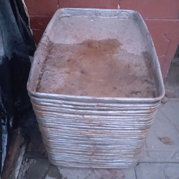 Подносы пластмассовые и железные