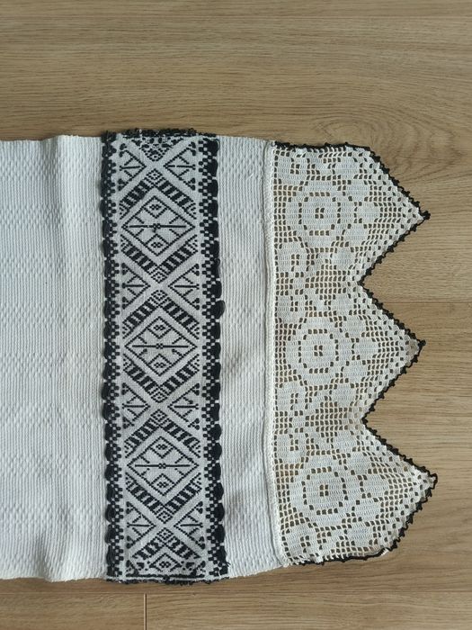 Decorațiune de pat /fata de masa autentice, 80 ani