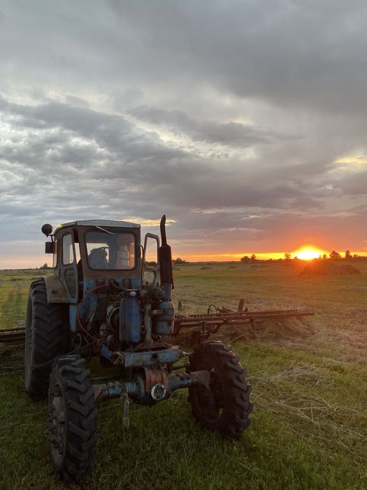 Продам рабочий трактор со всеми агрегатами