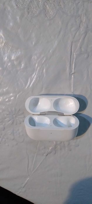 кутия за безжично зареждане на Apple AirPods