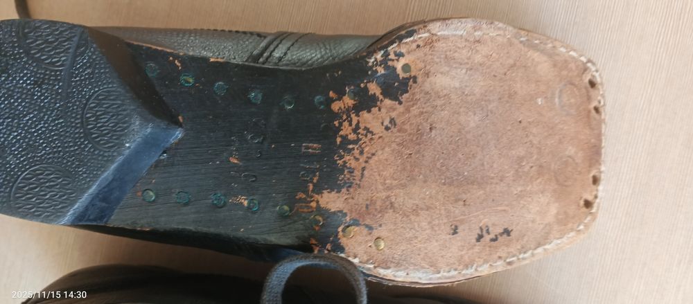 срочно продам лыжиСССР с ботинками...