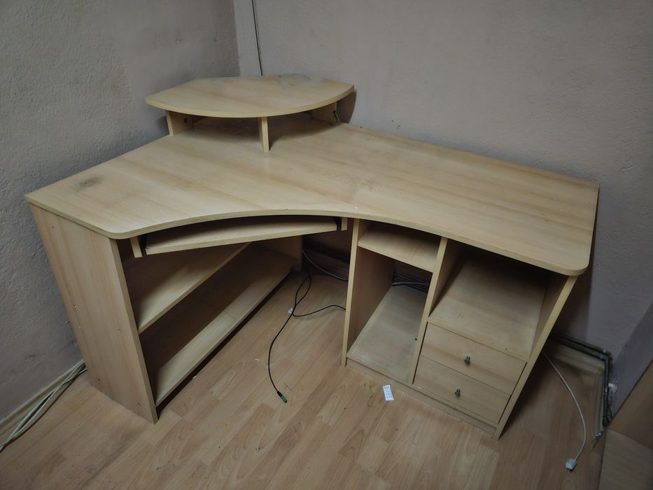 Vând birou pe colt 1.35x95x50