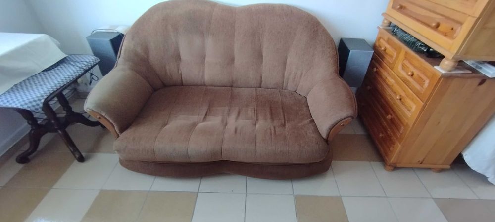 Двуместен диван и фотьойли плюс бонуси