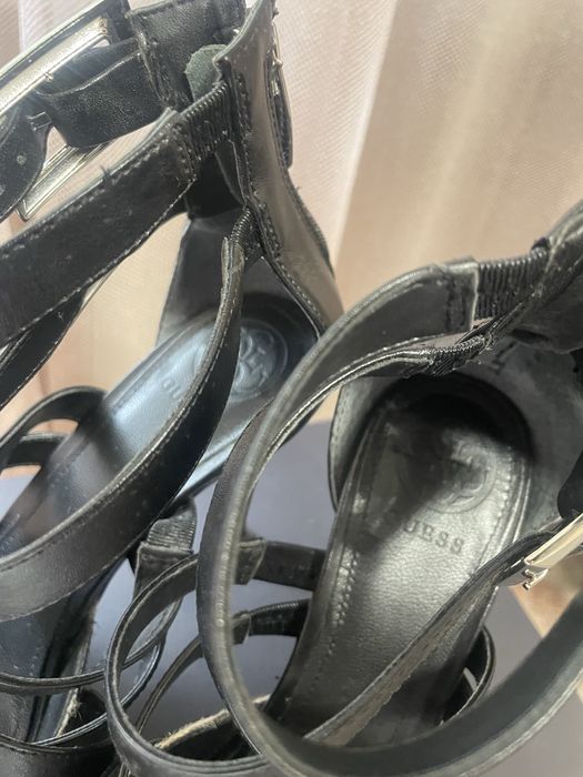 Черно бяло обувки 38-ми номер естествена кожа Guess