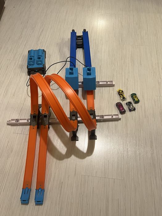 Pista Hot Wheels track builder cu masinute