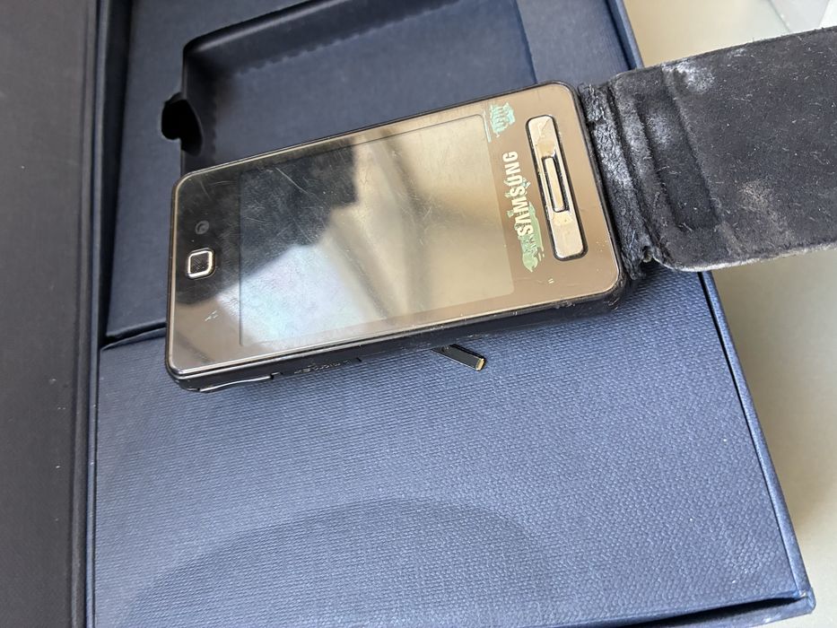 Продаем старый телофон samsung с кробкой и чехлом