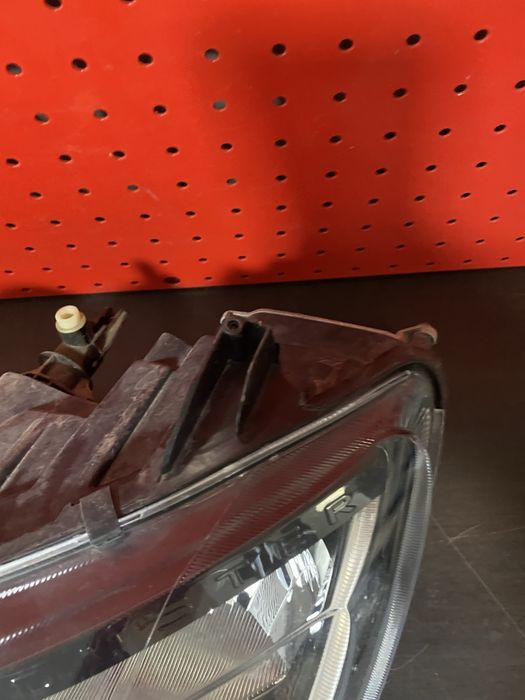 Far stanga halogen si led Dacia Duster HJD cu defect