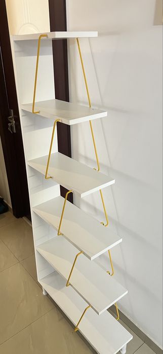 Etajera cu insertii metalice