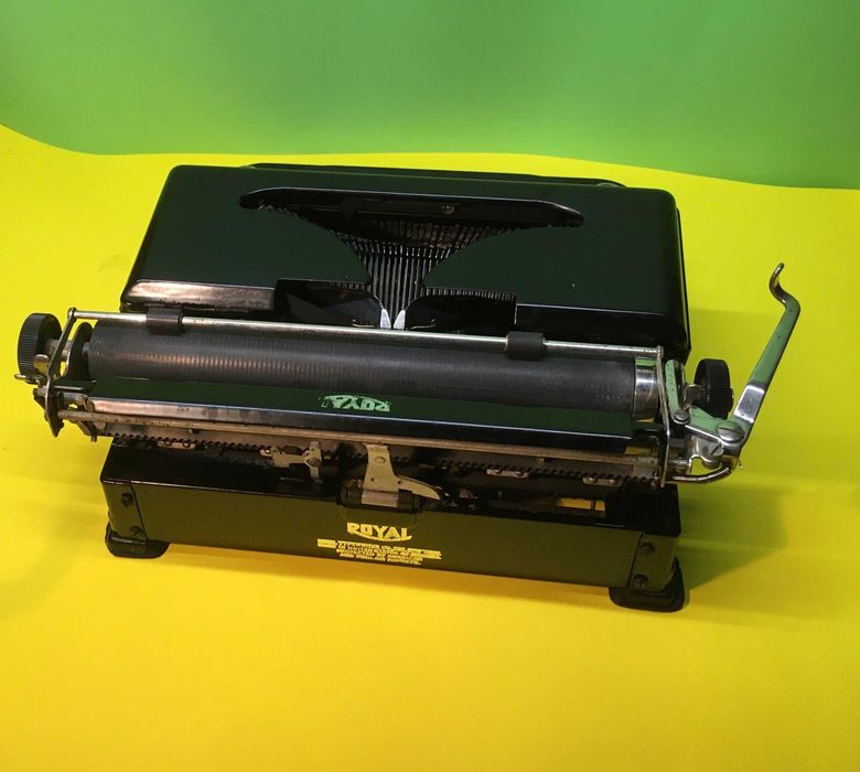 Винтидж пишеща машина Royal Portable Модел O 1934 г. Работеща !