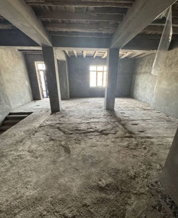 Komolon mahallada srochna uy sotiladi