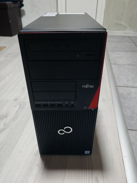 Продавам отлично запазен настолен компютър Fujitsu Esprimo P956, серия