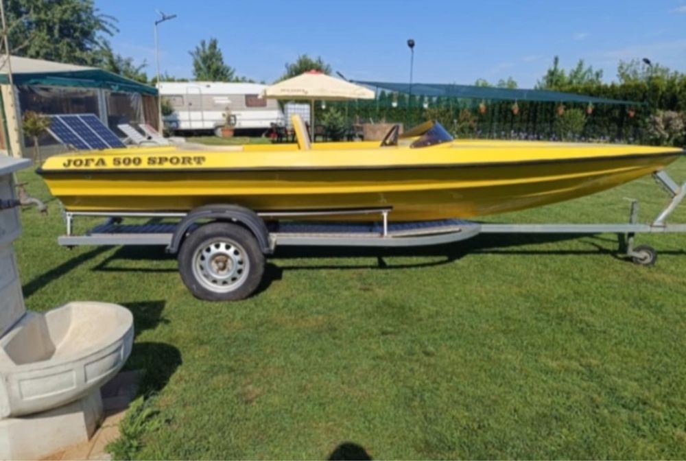 Спортна лодка с мотор