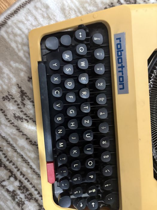 Masina de scris Robotron cella cu tastura romanesca