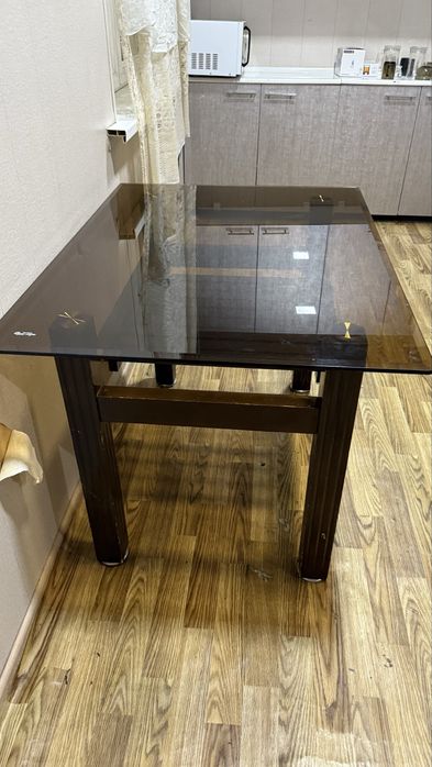 Продаю стеклянный стол