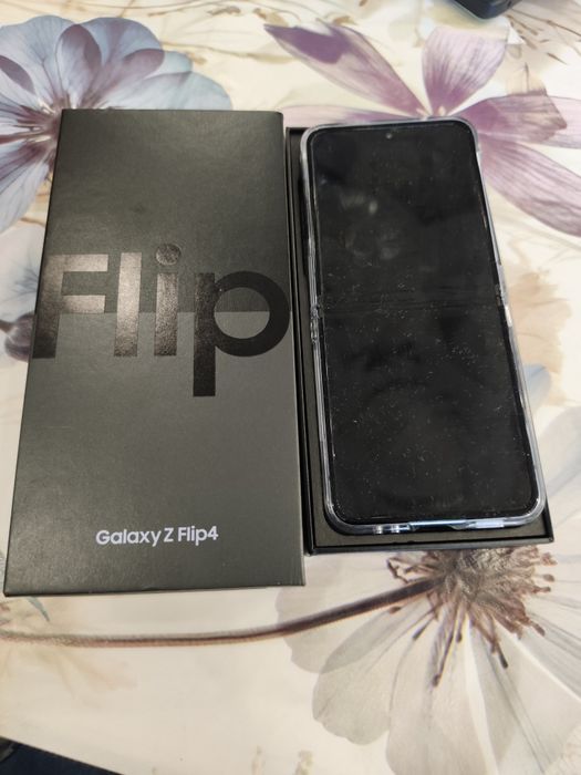 Samsung.   flip 4