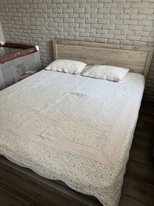 Кровать с матрацем и покрывалом