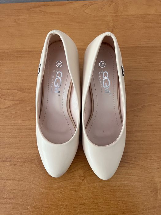 Елегантни бежови обувки на платформа