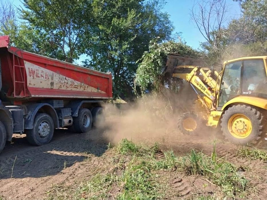 Defrișări vegetatie curatare terenuri cu buldoexcavator