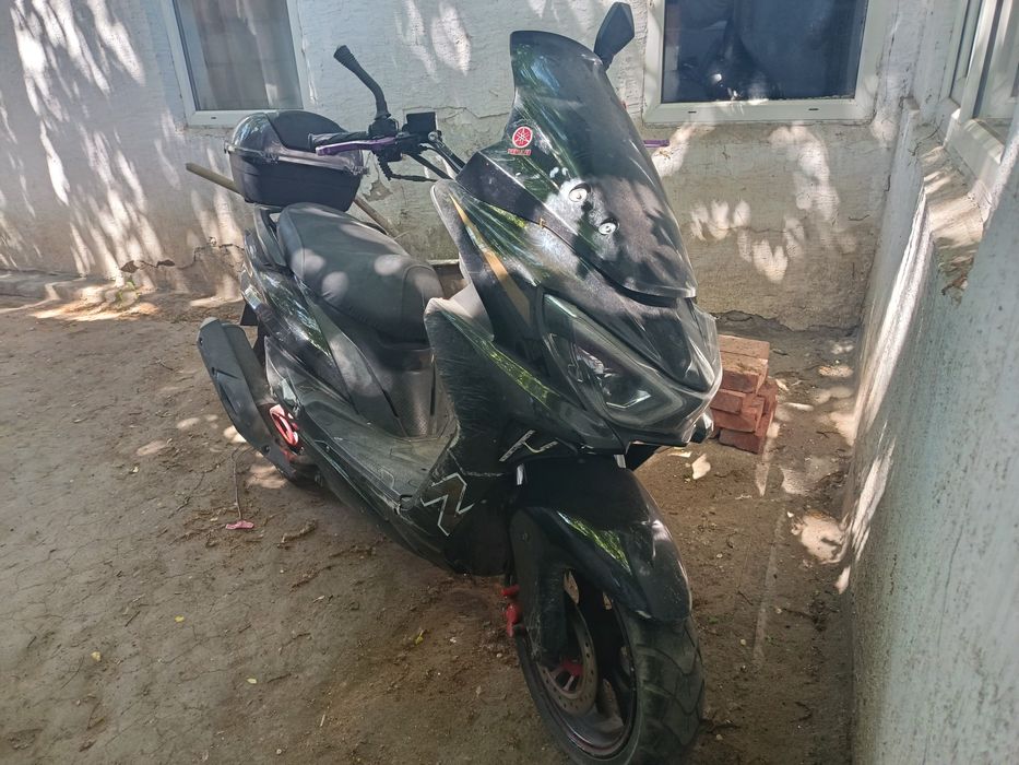Продам скутер  maxi