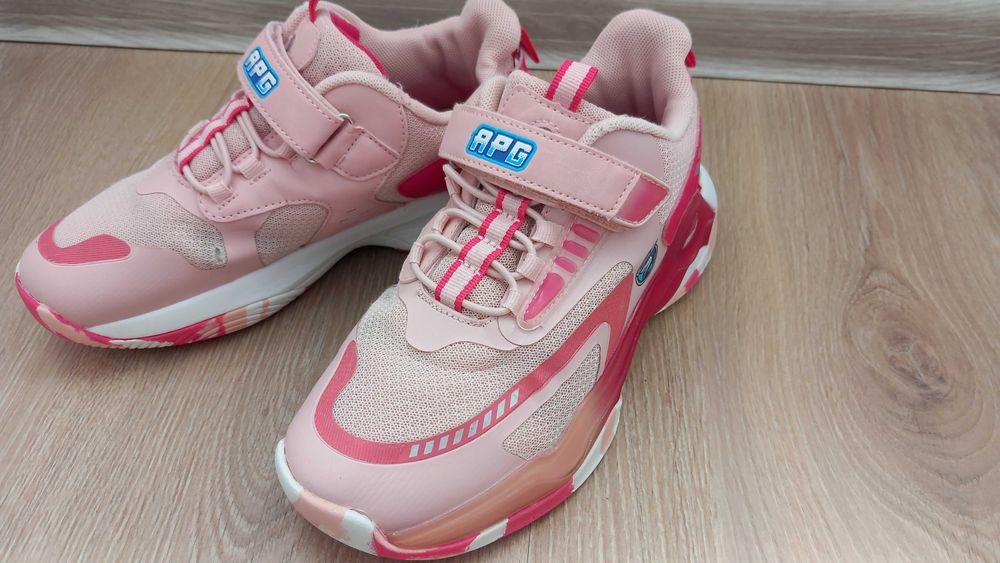 Маратонки NIKE и APG