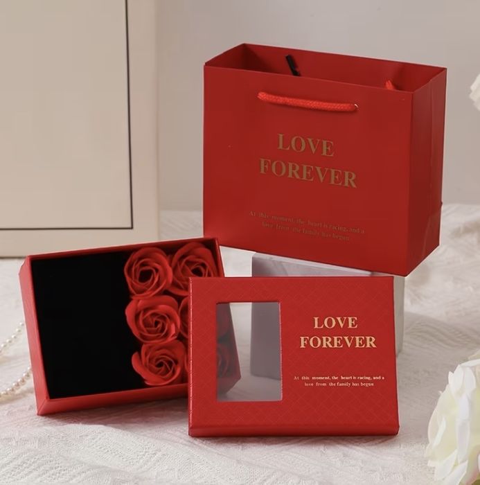 Подарочная коробка