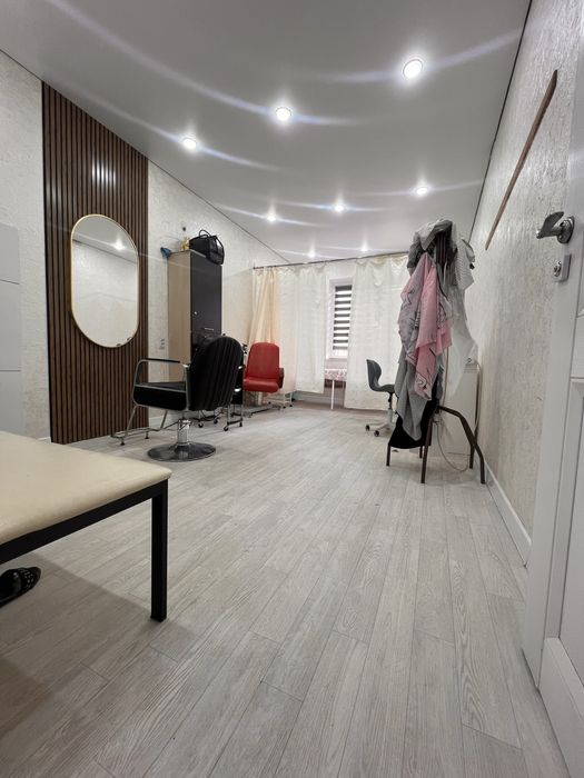 Парикмахерская вдоль дороги