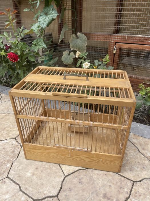 Деревянная клетка для птиц