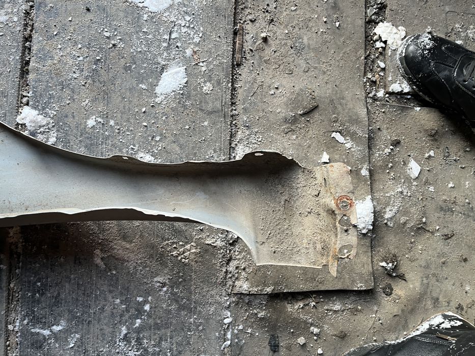 Продам крыло мазда