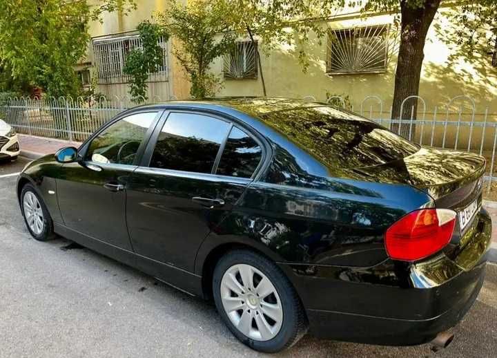 Vand bmw e90 masina se afla in stare buna