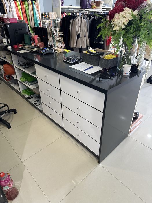 Mobilier magazin imbracaminte