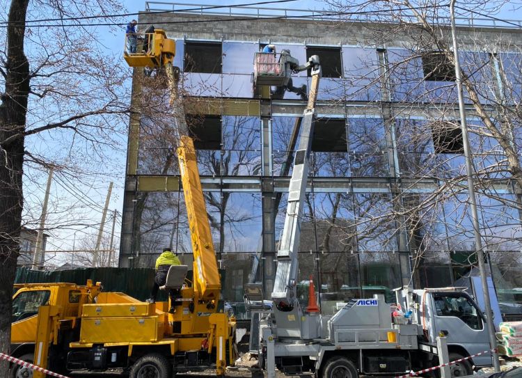 Алюминевые окна пластиковые окна входные группы охранные посты витражи