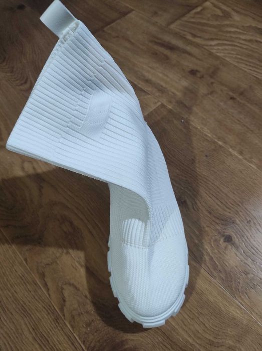 Бели спортни боти