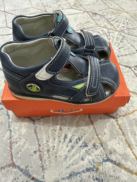 Продам сандали на 28 размер